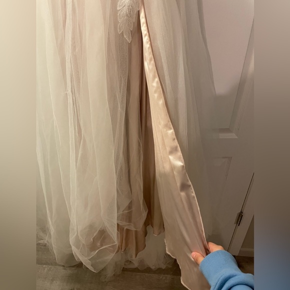 Tara Lauren the Layla Wedding Gown size 6 - Picture 2 of 9